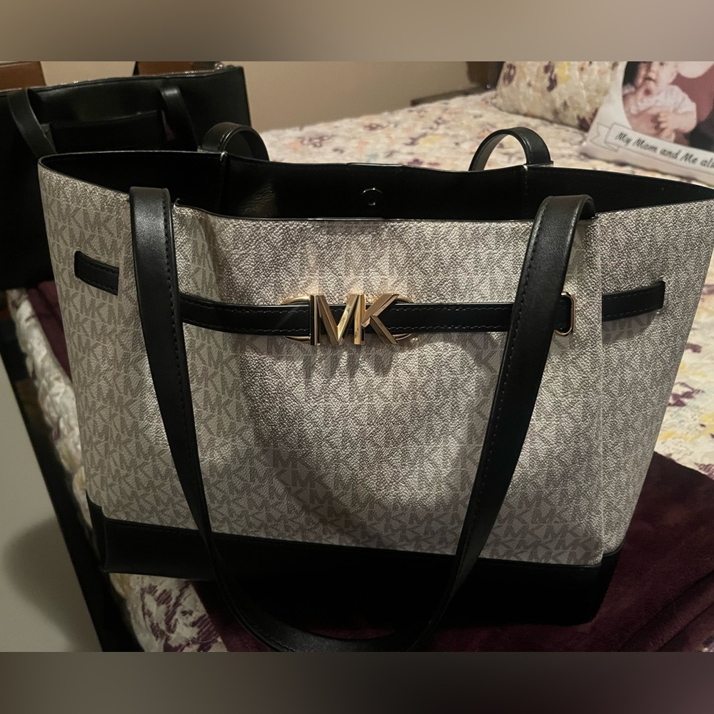 Used good condition Michael Kors bag., only wear is bottom of bag (see pictures)